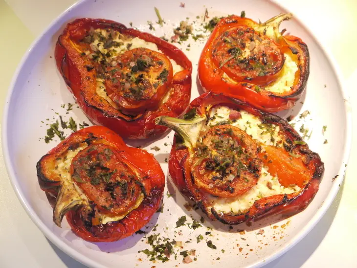 Запеченная паприка с брынзой и помидорами: шаг 5