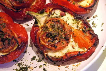 Запеченная паприка с брынзой и помидорами: шаг 6