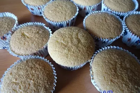 Бисквитные капкейки с клубничным курдом: шаг 1