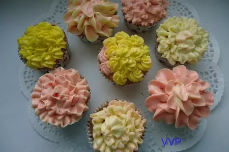 Бисквитные капкейки с клубничным курдом: шаг 4
