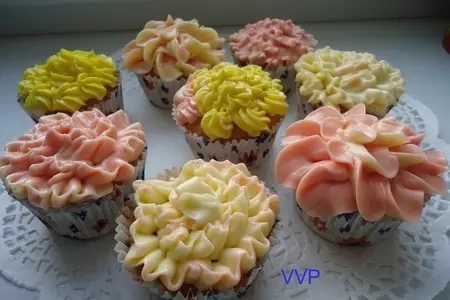 Бисквитные капкейки с клубничным курдом: шаг 5