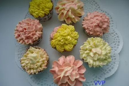 Бисквитные капкейки с клубничным курдом: шаг 6