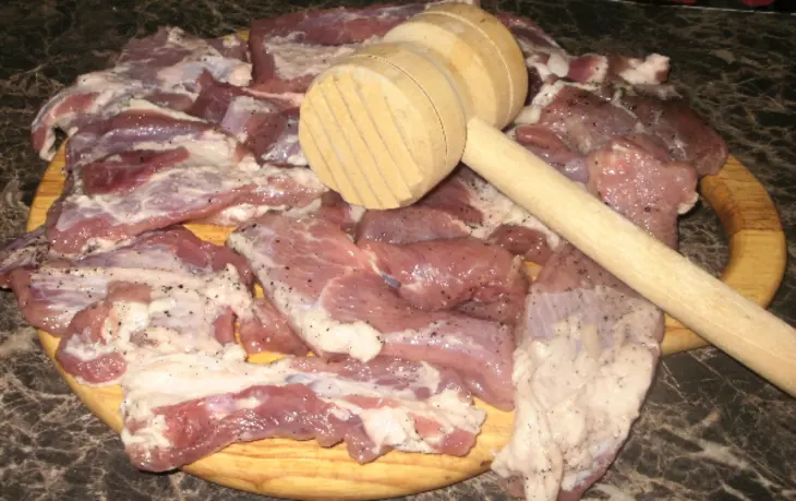 Шашлычок домашний из цуккини, обернутые в свинину под томатно-чесночным соусом: шаг 1