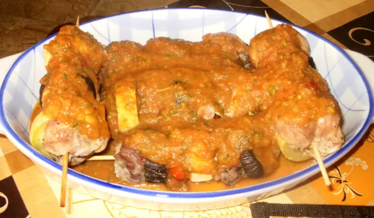 Шашлычок домашний из цуккини, обернутые в свинину под томатно-чесночным соусом: шаг 9