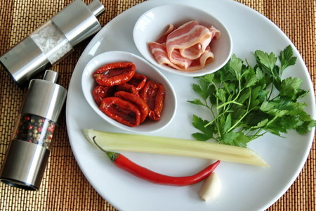 Радужная форель запечённая с начинкой из вяленых томатов, бекона, чили, сельдерея и петрушки: шаг 2