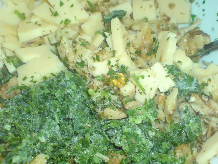 Мясные рулетики с грецкими орехами,сыром и петрушкой: шаг 1