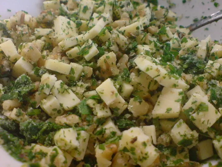 Мясные рулетики с грецкими орехами,сыром и петрушкой: шаг 2