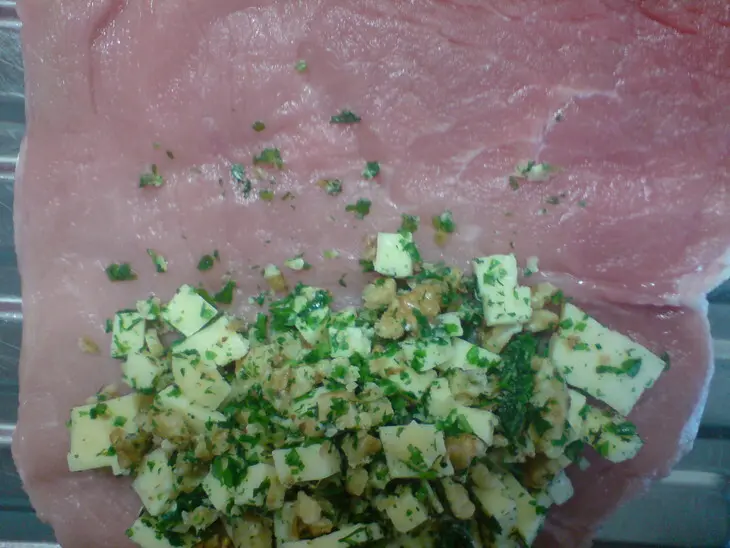 Мясные рулетики с грецкими орехами,сыром и петрушкой: шаг 3