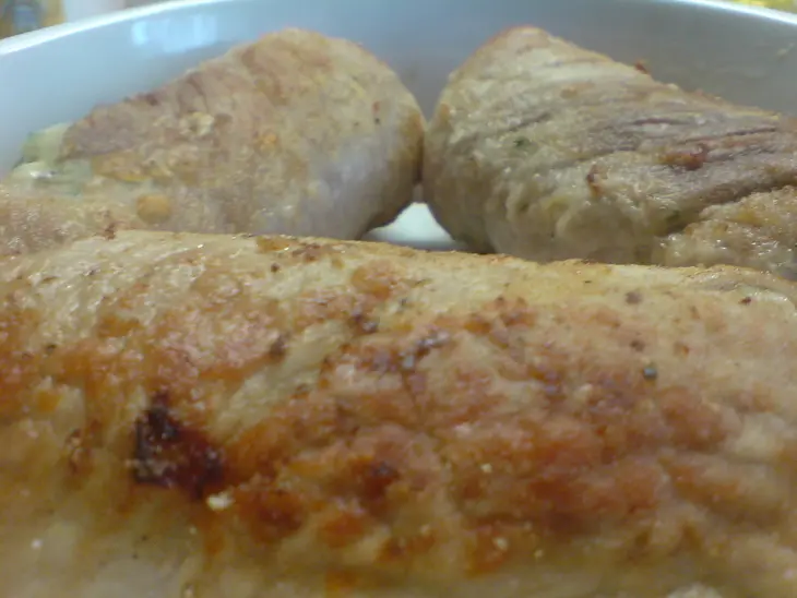 Мясные рулетики с грецкими орехами,сыром и петрушкой: шаг 6