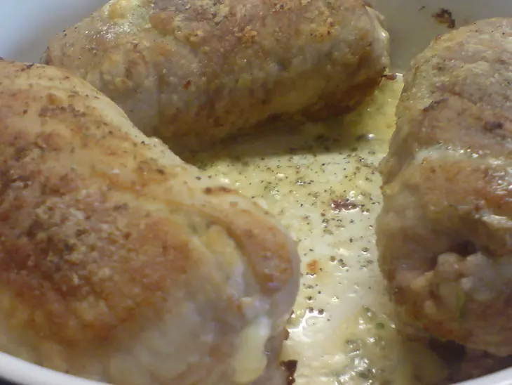 Мясные рулетики с грецкими орехами,сыром и петрушкой: шаг 7