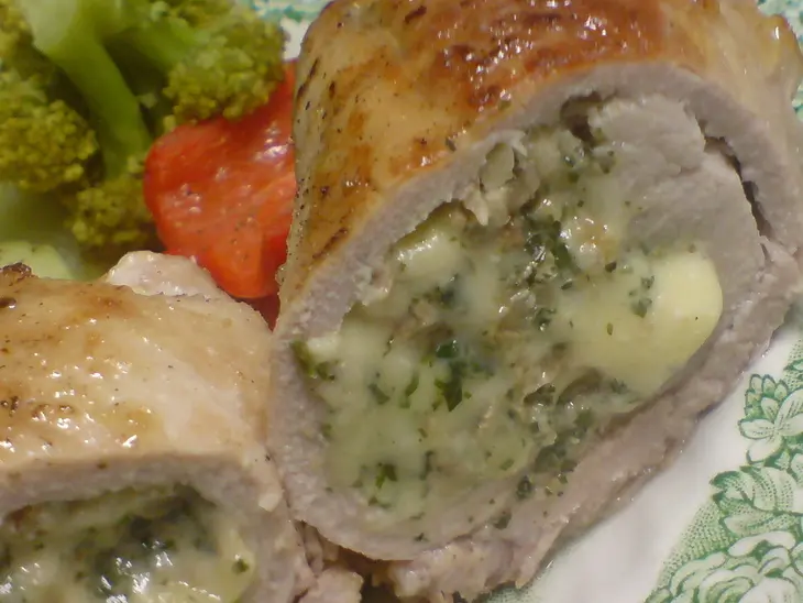 Мясные рулетики с грецкими орехами,сыром и петрушкой: шаг 8