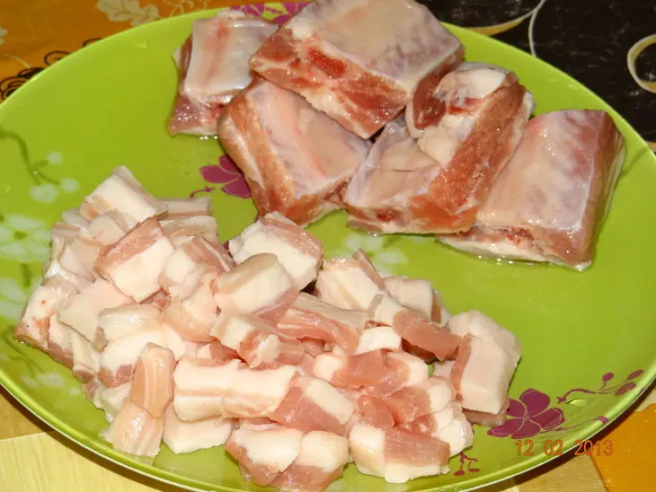 Жаркое из мяса с квашеной капустой и съедобной крышечкой: шаг 1