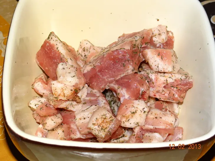 Жаркое из мяса с квашеной капустой и съедобной крышечкой: шаг 2