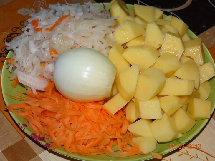 Жаркое из мяса с квашеной капустой и съедобной крышечкой: шаг 5