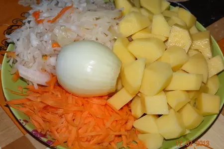 Жаркое из мяса с квашеной капустой и съедобной крышечкой: шаг 5
