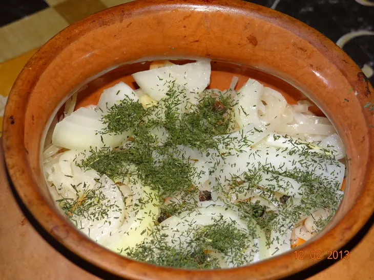Жаркое из мяса с квашеной капустой и съедобной крышечкой: шаг 6