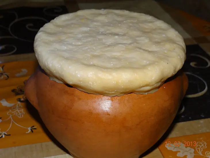 Жаркое из мяса с квашеной капустой и съедобной крышечкой: шаг 7