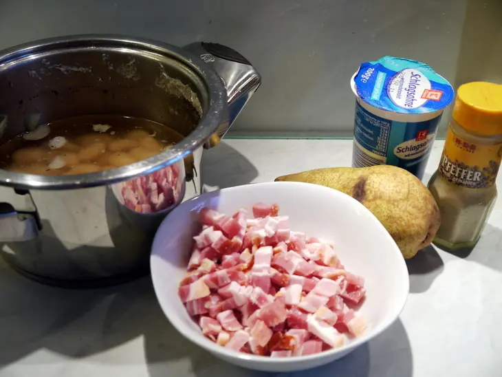Фасолевый суп-пюре с грушей и беконом: шаг 1
