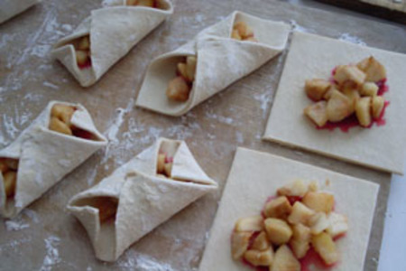 Пирожки с клюквенным джемом и яблоками: шаг 3