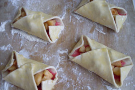 Пирожки с клюквенным джемом и яблоками: шаг 4
