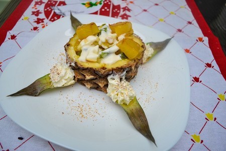 Фруктовый салат в ананасе, с нежно-алкогольной заправкой и карамелизованным ананасом.: шаг 1