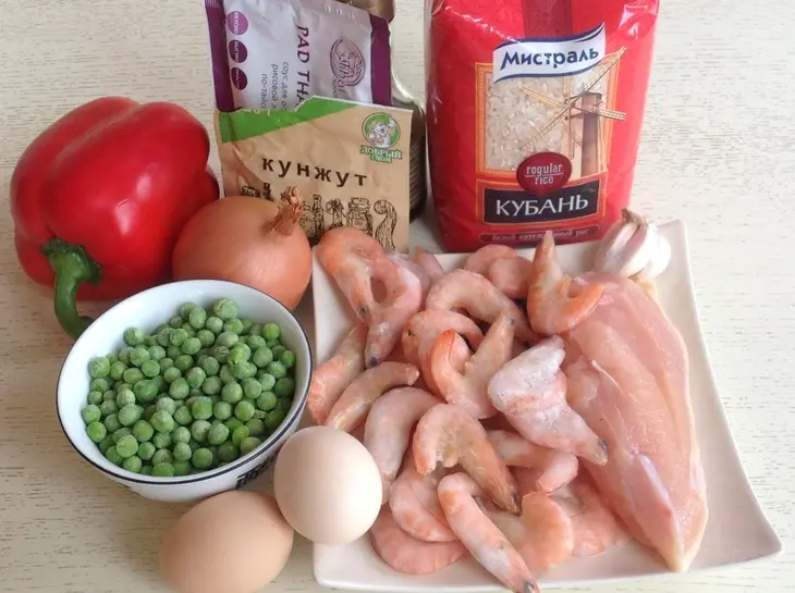 Рис по-китайски с курицей и креветками.: шаг 1