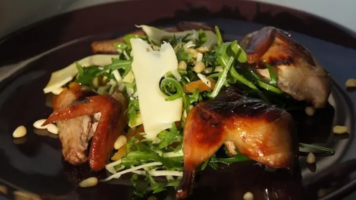 Салат с перепелкой, рукколой и курагой: шаг 5