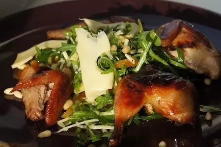 Салат с перепелкой, рукколой и курагой: шаг 5