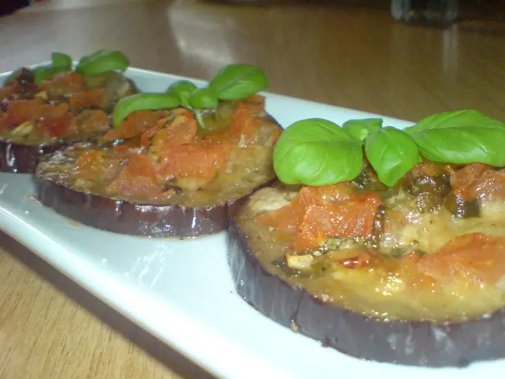 Мини-пиццочки   из баклажана и филе томатов...совсем без теста: шаг 9