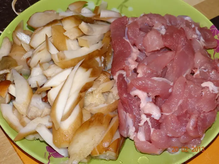 Курник из дрожжевого теста со свининой и белыми грибами: шаг 1