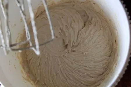 Бисквитный торт с персиками, миндалем и кремом из зефира: шаг 5