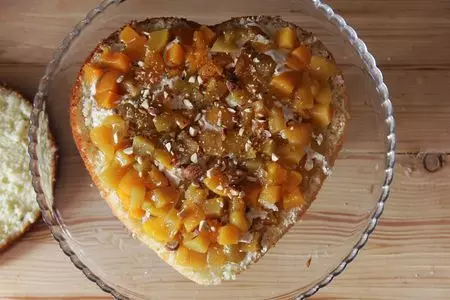 Бисквитный торт с персиками, миндалем и кремом из зефира: шаг 8