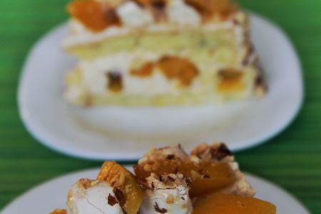 Бисквитный торт с персиками, миндалем и кремом из зефира: шаг 10
