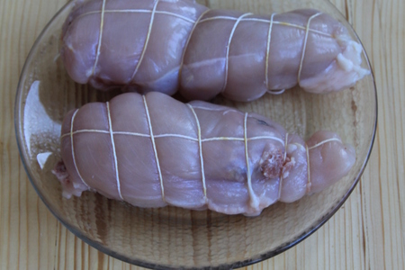 Куриные грудки, фаршированные телячьей колбасой и фисташками, под брусничным соусом: шаг 7