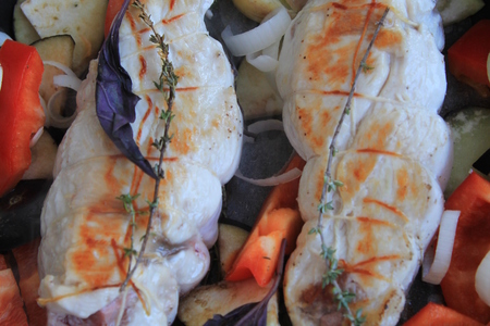 Куриные грудки, фаршированные телячьей колбасой и фисташками, под брусничным соусом: шаг 10