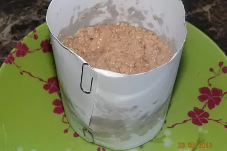 Нежный слоеный салат с печенью трески: шаг 1