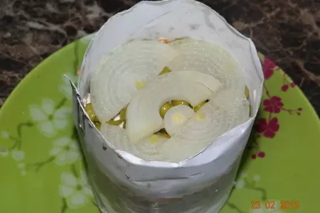 Нежный слоеный салат с печенью трески: шаг 2