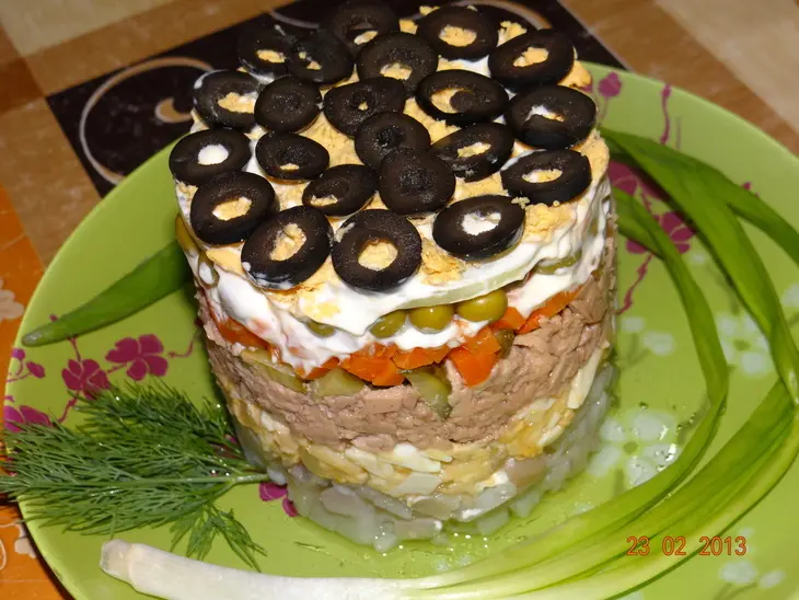 Нежный слоеный салат с печенью трески: шаг 3