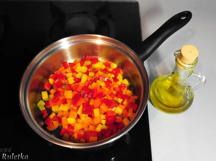 Куриные сардельки с паприкой и копчёным сыром, горчичным соусом и овощами-гриль.: шаг 2