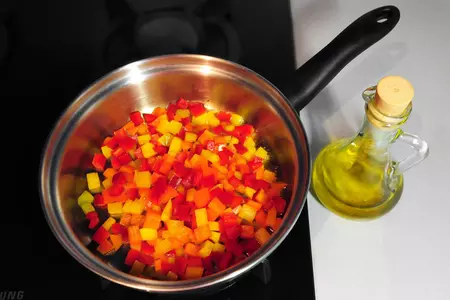 Куриные сардельки с паприкой и копчёным сыром, горчичным соусом и овощами-гриль.: шаг 2