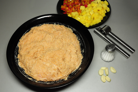 Куриные сардельки с паприкой и копчёным сыром, горчичным соусом и овощами-гриль.: шаг 5