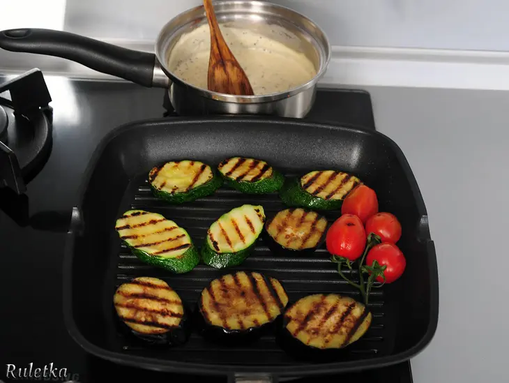 Куриные сардельки с паприкой и копчёным сыром, горчичным соусом и овощами-гриль.: шаг 10