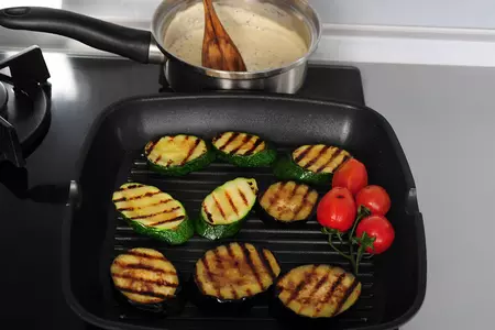 Куриные сардельки с паприкой и копчёным сыром, горчичным соусом и овощами-гриль.: шаг 10