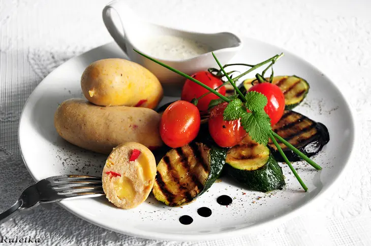 Куриные сардельки с паприкой и копчёным сыром, горчичным соусом и овощами-гриль.: шаг 12
