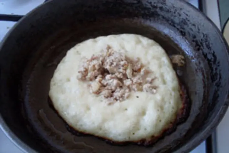 Картофельные оладьи с мясной начинкой: шаг 2