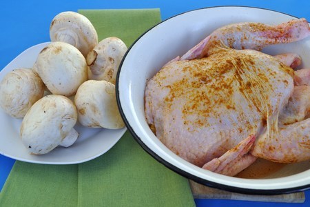 Курица фаршированная грибами и рисом.: шаг 1
