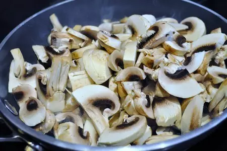 Курица фаршированная грибами и рисом.: шаг 3