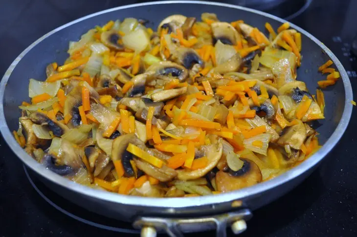 Курица фаршированная грибами и рисом.: шаг 4