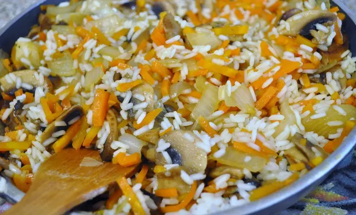Курица фаршированная грибами и рисом.: шаг 5