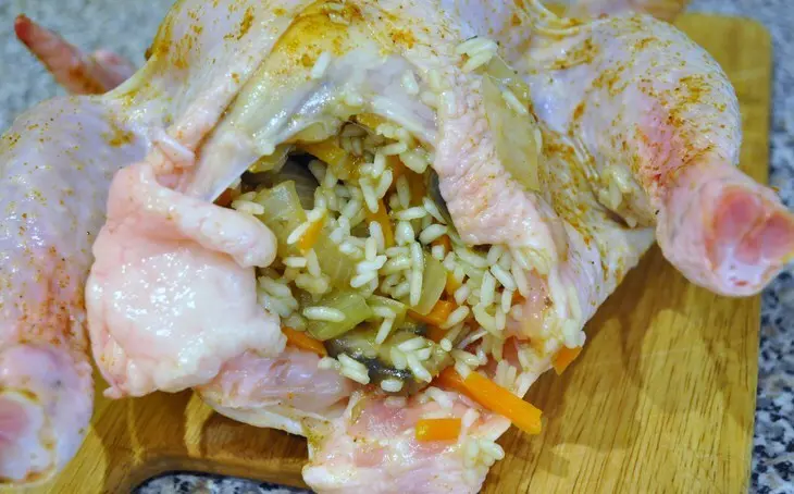 Курица фаршированная грибами и рисом.: шаг 6
